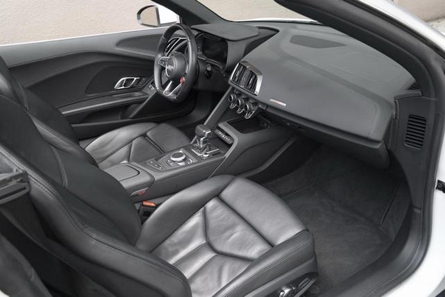 Photo of 2022 Ibis White/Black Roof Audi R8