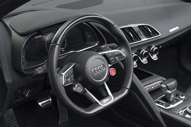 Photo of 2022 Ibis White/Black Roof Audi R8
