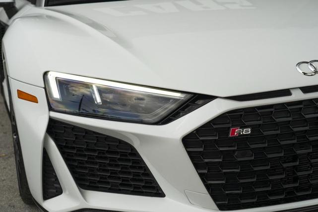 Photo of 2022 Ibis White/Black Roof Audi R8