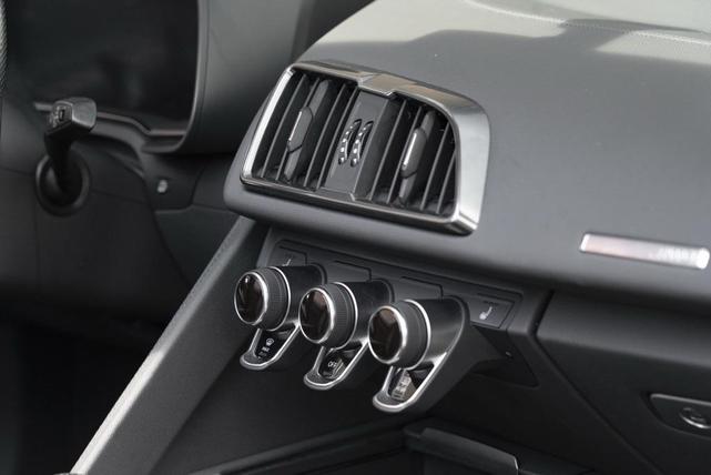 Photo of 2022 Ibis White/Black Roof Audi R8