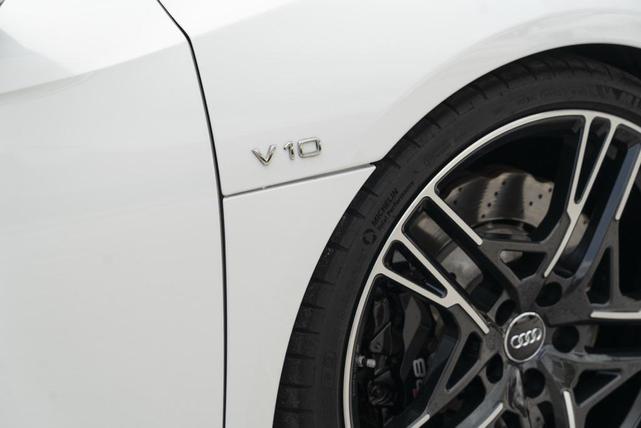 Photo of 2022 Ibis White/Black Roof Audi R8