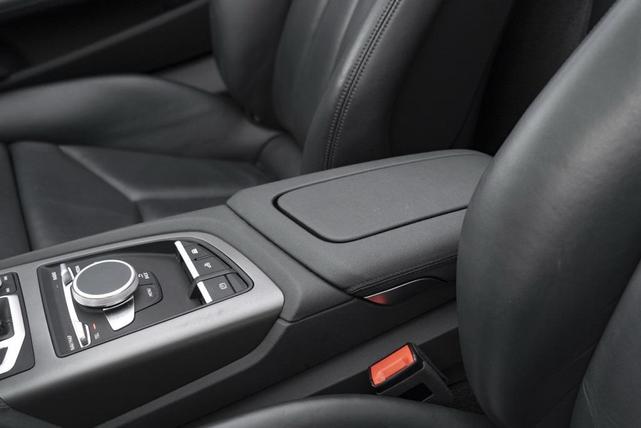 Photo of 2022 Ibis White/Black Roof Audi R8
