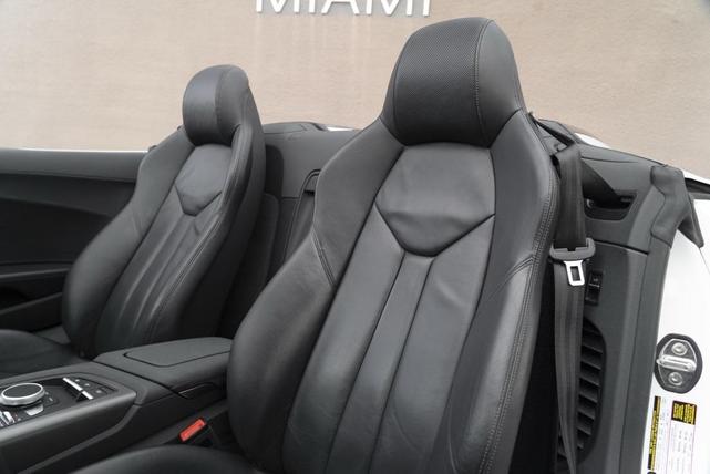 Photo of 2022 Ibis White/Black Roof Audi R8