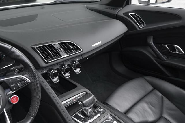Photo of 2022 Ibis White/Black Roof Audi R8