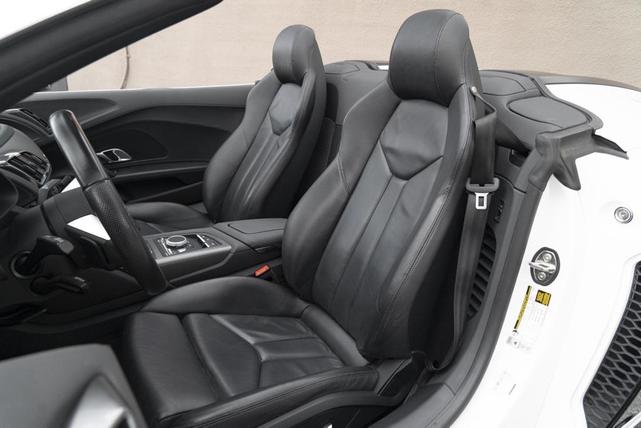 Photo of 2022 Ibis White/Black Roof Audi R8