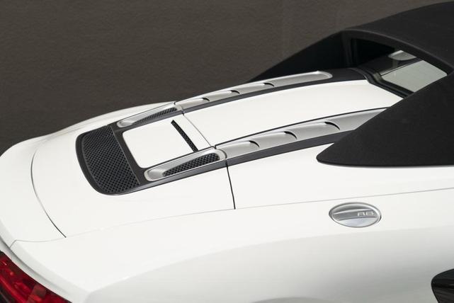 Photo of 2022 Ibis White/Black Roof Audi R8