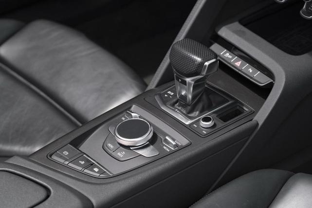 Photo of 2022 Ibis White/Black Roof Audi R8