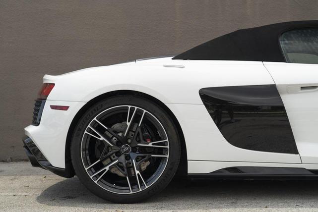 Photo of 2022 Ibis White/Black Roof Audi R8