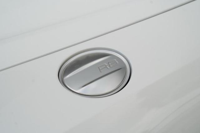 Photo of 2022 Ibis White/Black Roof Audi R8