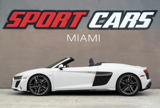 Photo of 2022 Ibis White/Black Roof Audi R8