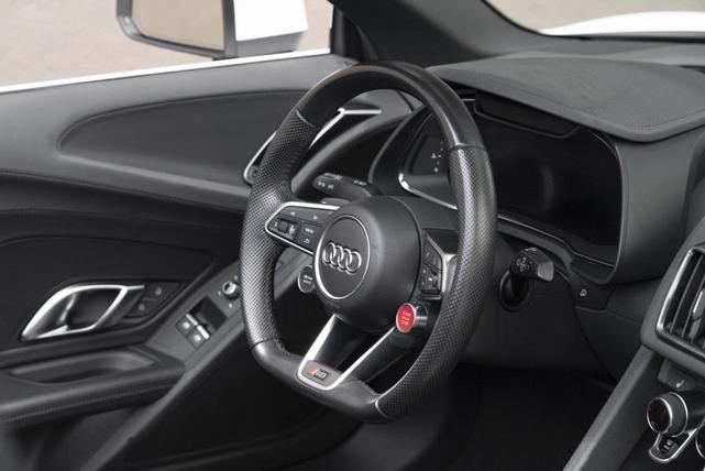 Photo of 2022 Ibis White/Black Roof Audi R8