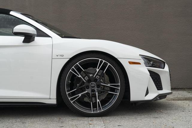 Photo of 2022 Ibis White/Black Roof Audi R8