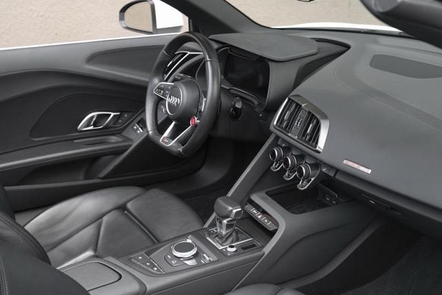 Photo of 2022 Ibis White/Black Roof Audi R8