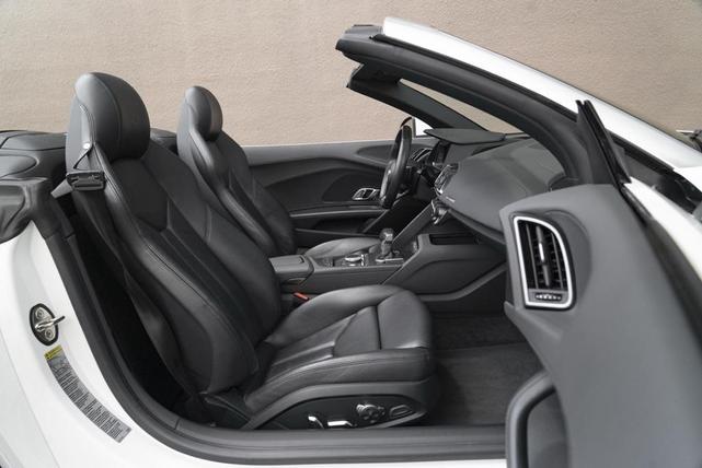 Photo of 2022 Ibis White/Black Roof Audi R8