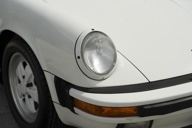 Photo of 1988 White Porsche 911
