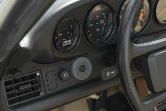 Photo of 1988 White Porsche 911