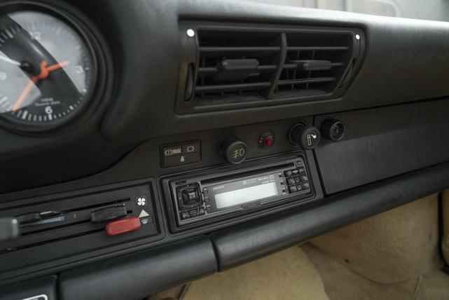 Photo of 1988 White Porsche 911