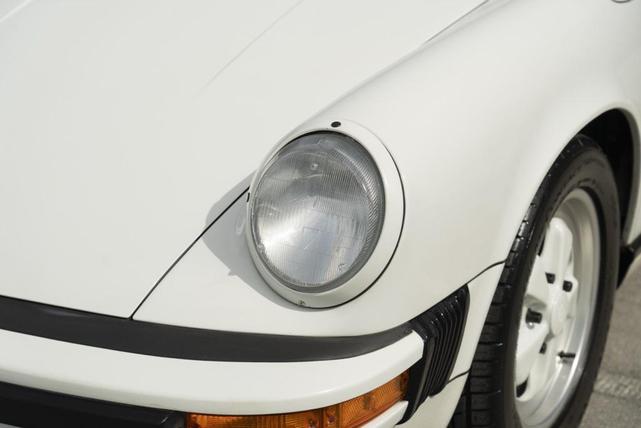Photo of 1988 White Porsche 911