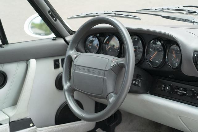 Photo of 1992 White Porsche 911