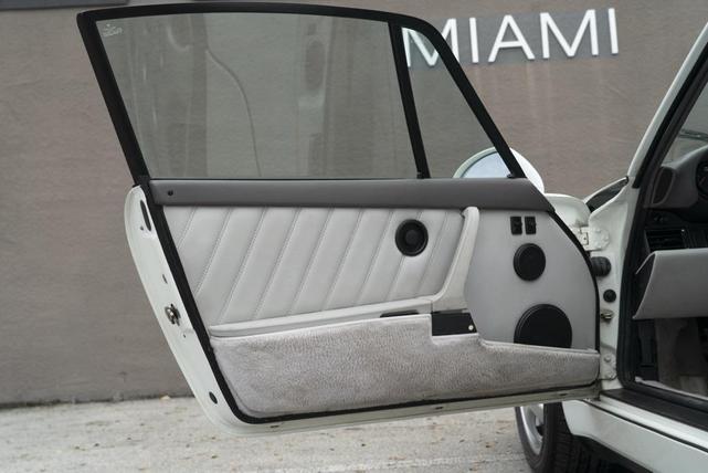 Photo of 1992 White Porsche 911