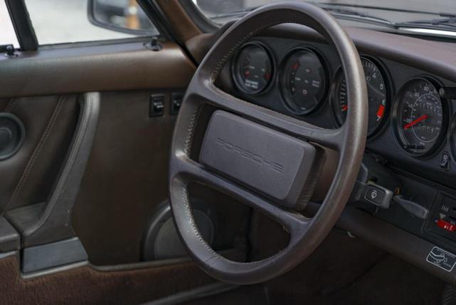 Photo of 1985 White Porsche 911
