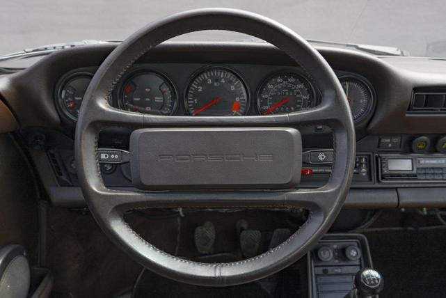Photo of 1985 White Porsche 911
