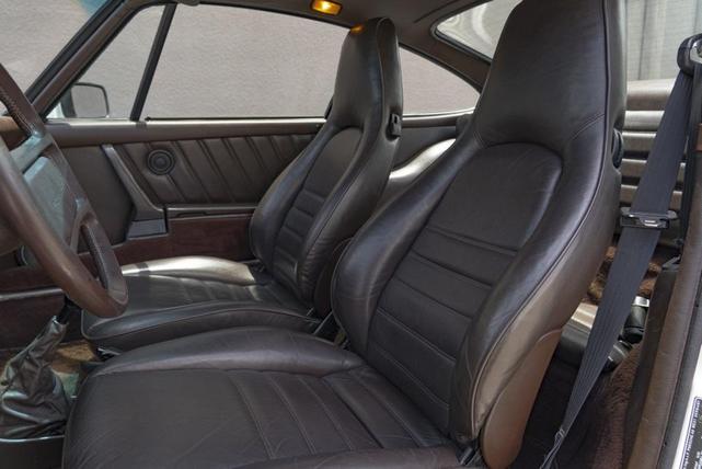 Photo of 1985 White Porsche 911
