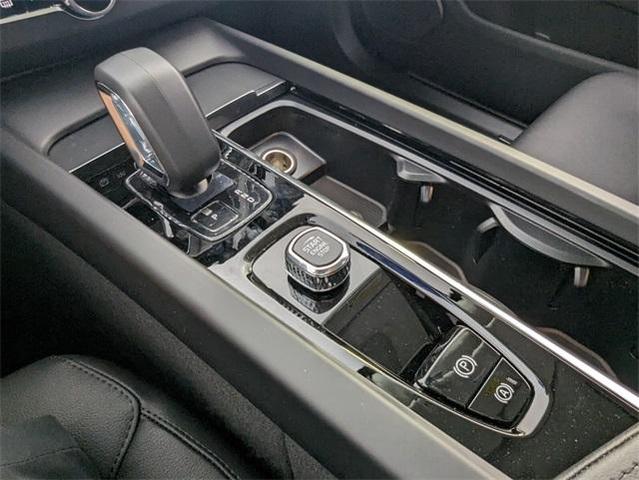 Photo of 2024 Gold Volvo XC60 Recharge Plug-In Hybrid