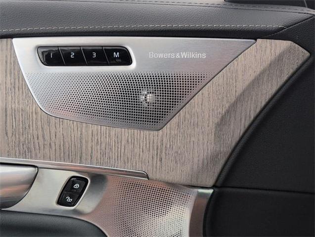 Photo of 2024 White Volvo XC90