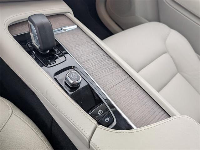 Photo of 2024 White Volvo XC90