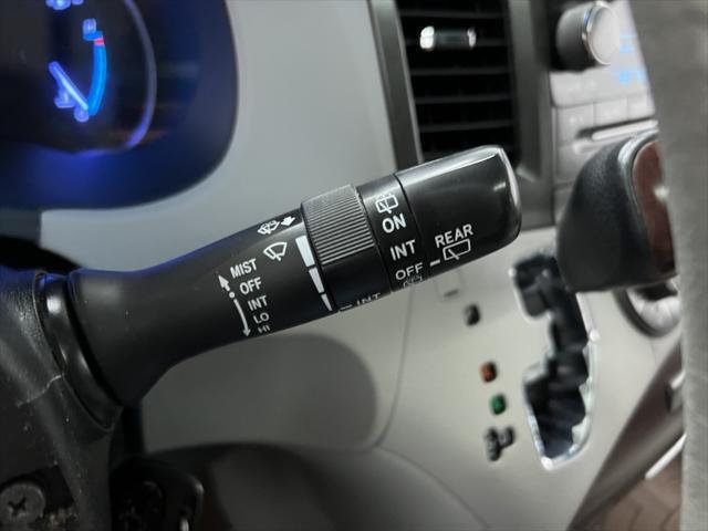 Photo of 2014 Silver Sky Metallic Toyota Sienna