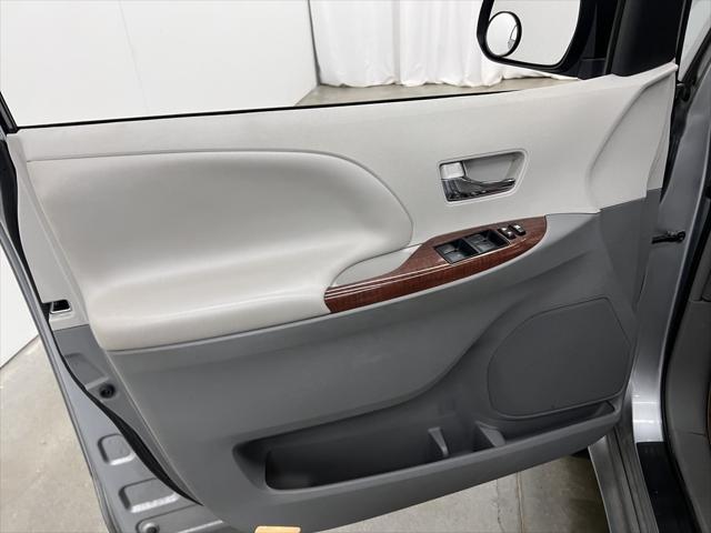 Photo of 2014 Silver Sky Metallic Toyota Sienna