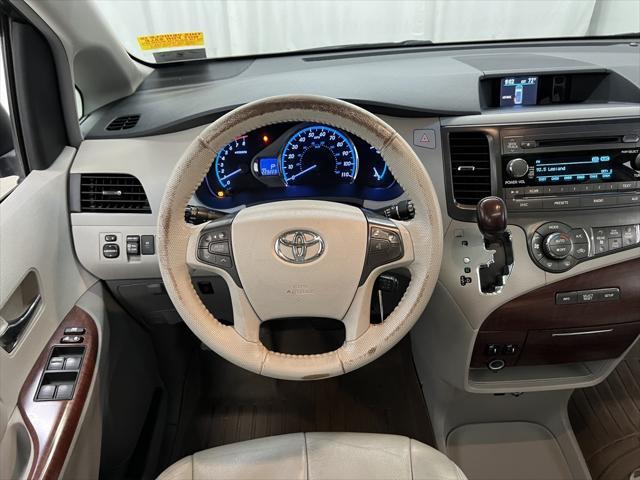Photo of 2014 Silver Sky Metallic Toyota Sienna