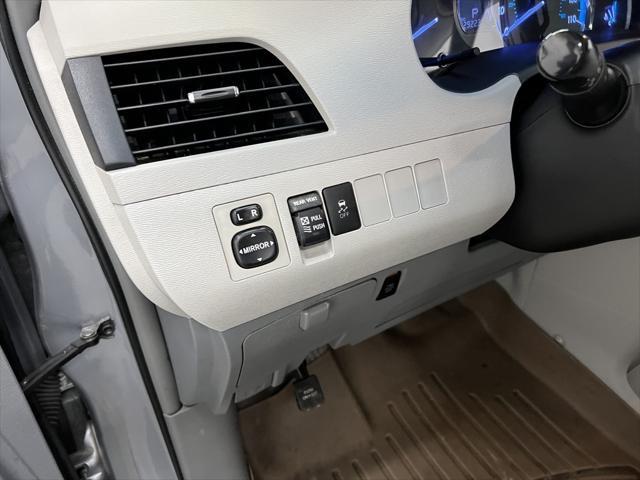 Photo of 2014 Silver Sky Metallic Toyota Sienna