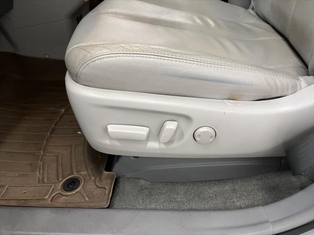 Photo of 2014 Silver Sky Metallic Toyota Sienna