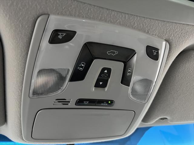 Photo of 2014 Silver Sky Metallic Toyota Sienna
