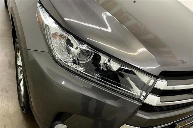 Photo of 2018 Bronze Toyota Highlander