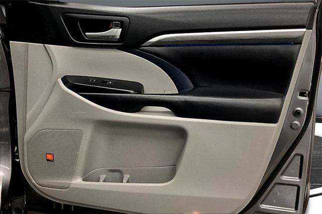 Photo of 2018 Bronze Toyota Highlander