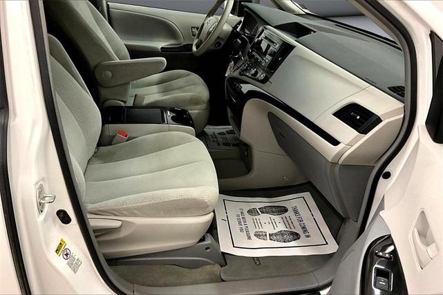 Photo of 2012 Super White Toyota Sienna