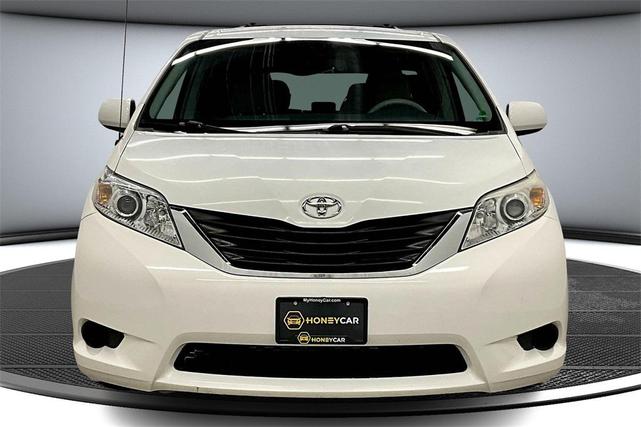 Photo of 2012 Super White Toyota Sienna
