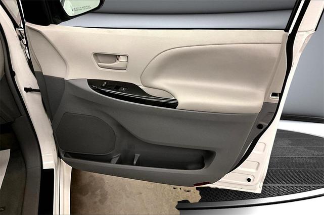 Photo of 2012 Super White Toyota Sienna