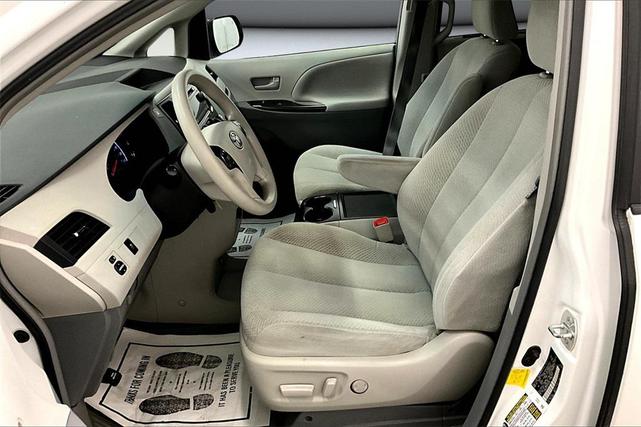 Photo of 2012 Super White Toyota Sienna