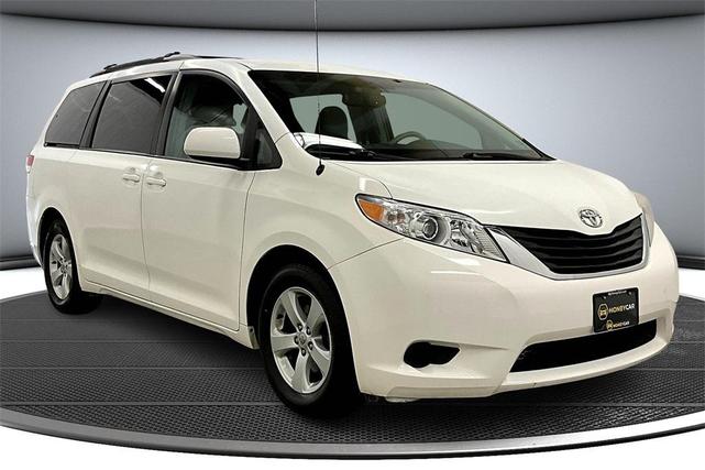 Photo of 2012 Super White Toyota Sienna