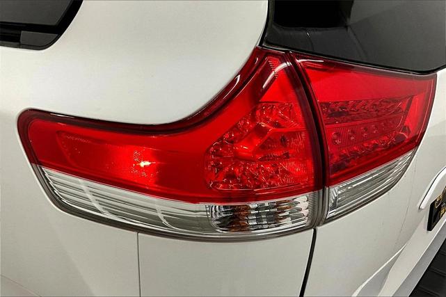 Photo of 2012 Super White Toyota Sienna