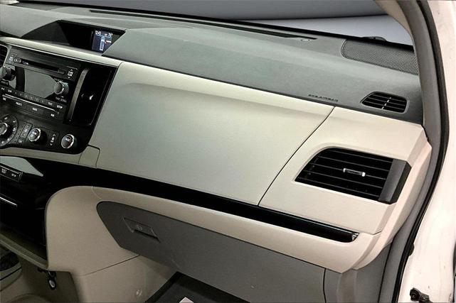 Photo of 2012 Super White Toyota Sienna