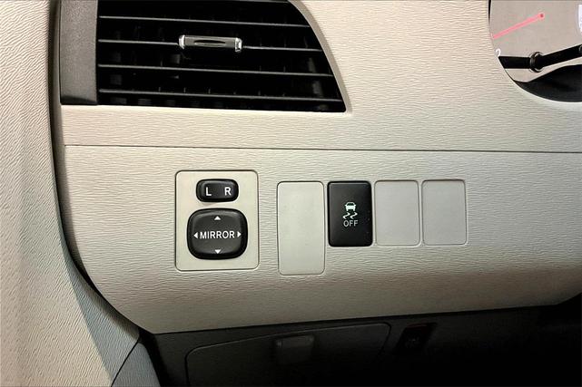 Photo of 2012 Super White Toyota Sienna