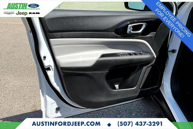 Photo of 2025 Bright White Clearcoat Jeep Compass