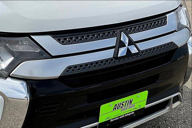 Photo of 2020 Pearl White Mitsubishi Outlander