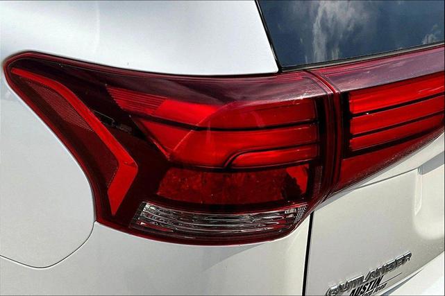 Photo of 2020 Pearl White Mitsubishi Outlander