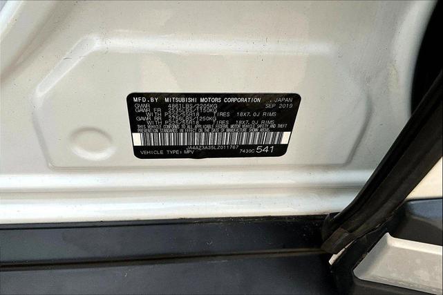 Photo of 2020 Pearl White Mitsubishi Outlander